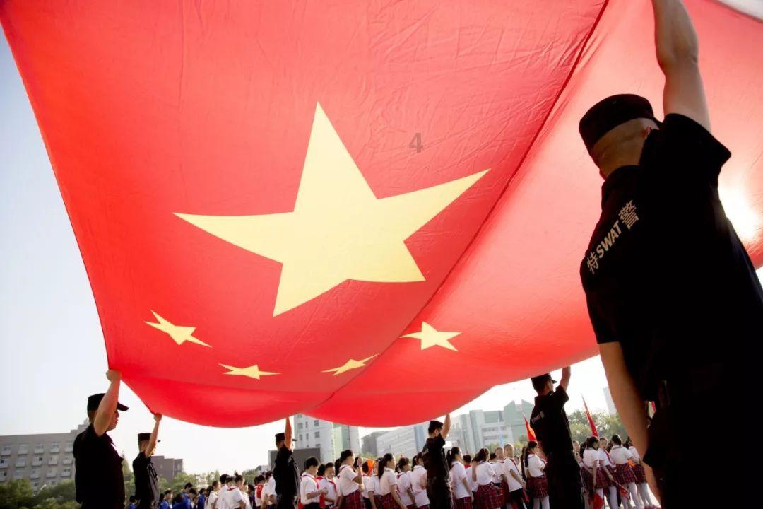 奶奶换药怕疼孙子亲脸颊转移注意力