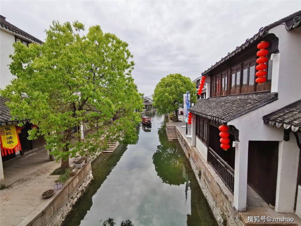 极氪009上市，特斯拉关闭在华首店，为何会选择转战郊区？游戏画面